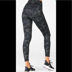 NEW - High-Waisted Printed PowerHold 7/8 Camo